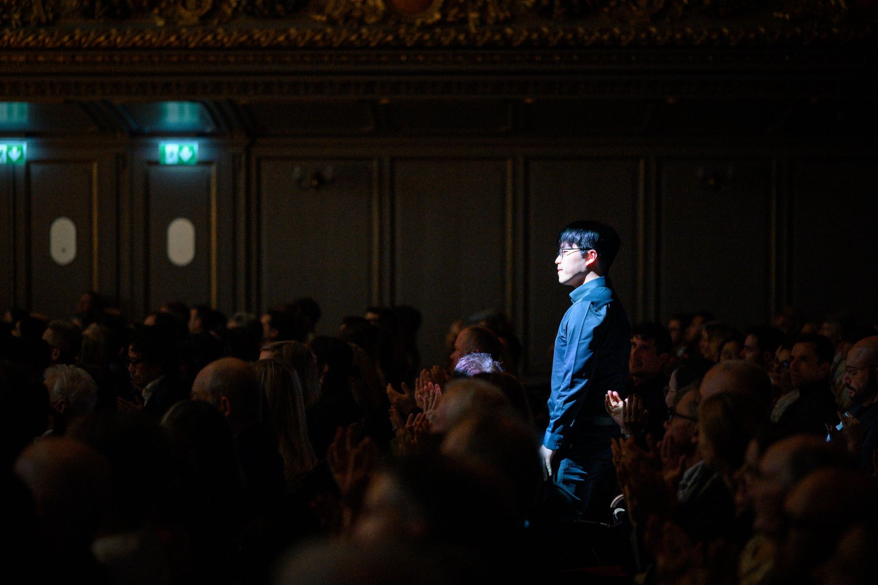 Semin Son rising in the audience to applause at the Tonhalle Zürich